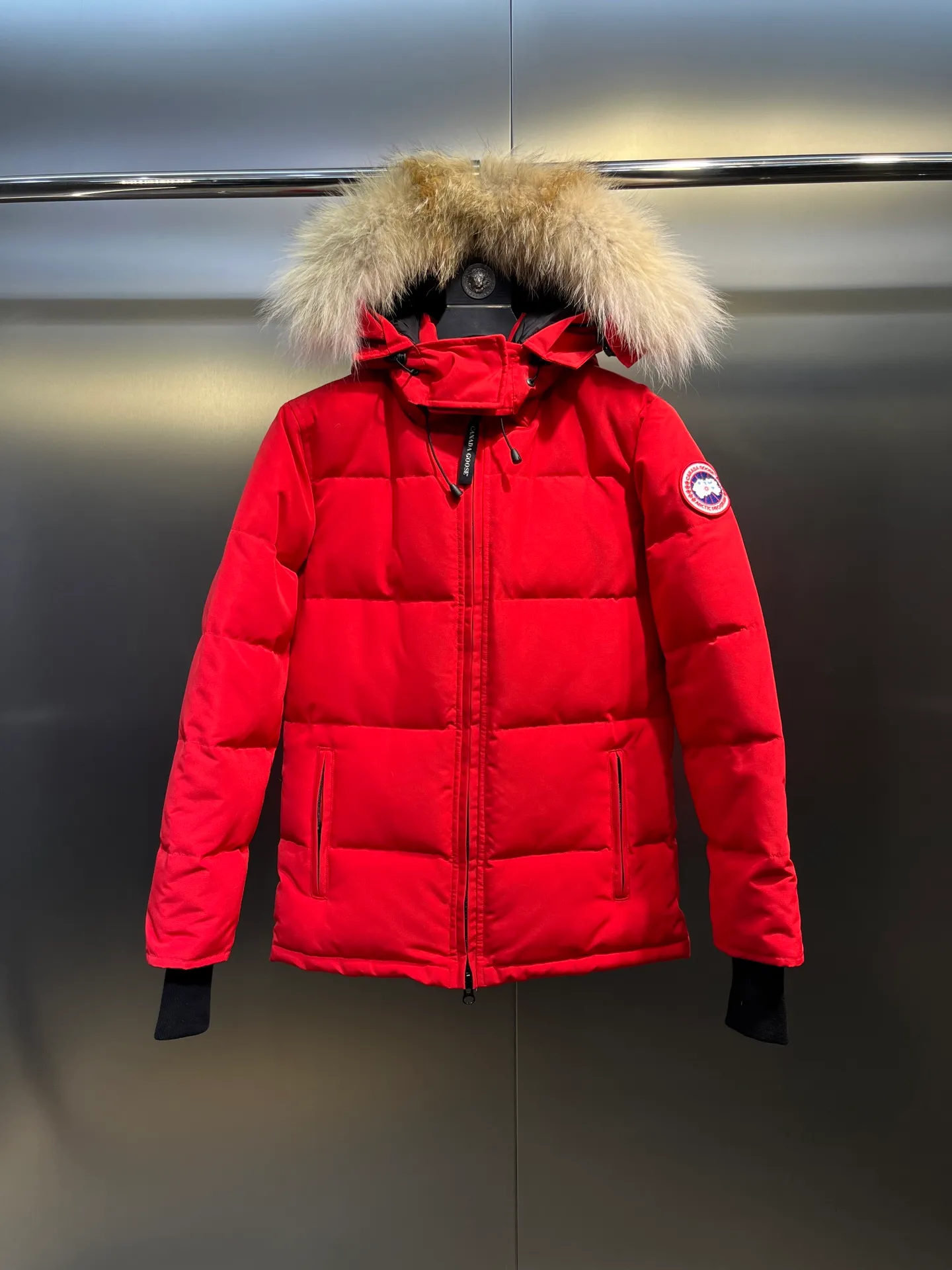 P860 Canada Goose Canada # Expedition04 Parker, a treasure of Canadian origin! Limited supply worldwide! Canada Goose Model 04 is a top-notch couple model, polar cold-proof outdoor series fur collar detachable hooded parka down jacket, the first Goose in 2024. I hope my partners like the top quality, and I hope everyone can evaluate it together! The most popular cool items of the Big Goose family in 2024 are online. The same popular product of Yi Yang Qianxi is said to be a joint limited edition Big Goose that cannot be bought in autumn and winter. If you dislike the sameness of the Big Goose in the past, then this model will definitely give you a different experience! This year's most powerful couple's collection for autumn and winter is online, a top-notch luxurious ready-to-wear style, paired with an outdoor warm down jacket with great style and charm! The most standard and classic items of the Daye family in the past two years are equipped with unique reflective stripes for embellishment, which further shows the high-end fashion performance effect. With the embellishment of hardware buckles, it has excellent performance effect. The upper body is clean, simple and elegant, even for urban leisure. It is suitable for various occasions. Designed with large pockets, this model has a large capacity and is equipped with reflective stripes, making it safer at night. It is suitable for various adventure activities. It is made of windproof and waterproof technical materials. The interior is filled with full white duck down, which is absolutely cold-proof and warm. It also has a stand-up collar design and fine fluff at the collar, with meticulous attention to detail! The charm of this model is also more spiritual, and the upper body has more temperament and specifications. It perfectly shows the ultra-high standard of fashionable performance of this model, integrating outdoor and life, and you can even create high-street wear! The most pinnacle limited-edition goose that we have presented so far, both in terms of design and detailed materials, it is completely outstanding. The grand and evergreen version design is matched with cool reflective elements. The overall appearance can be said to be quite high, and it has that kind of powerful outdoor performance! It combines high-end casual attributes with high-street style. It is high-grade, domineering, warm, and beautiful. The visibility of the upper body is quite strong, and the configuration of the owl element is highly brand-recognizable. It fully complements the overall brand performance and visual effects, and also has the high-end sense of fashion and fashionable performance. It is a must-buy product because it is the most awesome down brand on the planet and one of Canada's three national treasure brands. It is also a sentimental down luxury brand. In the field of polar cold-proof clothing, Goose has made an irreplaceable contribution... Size: xs s m l xl